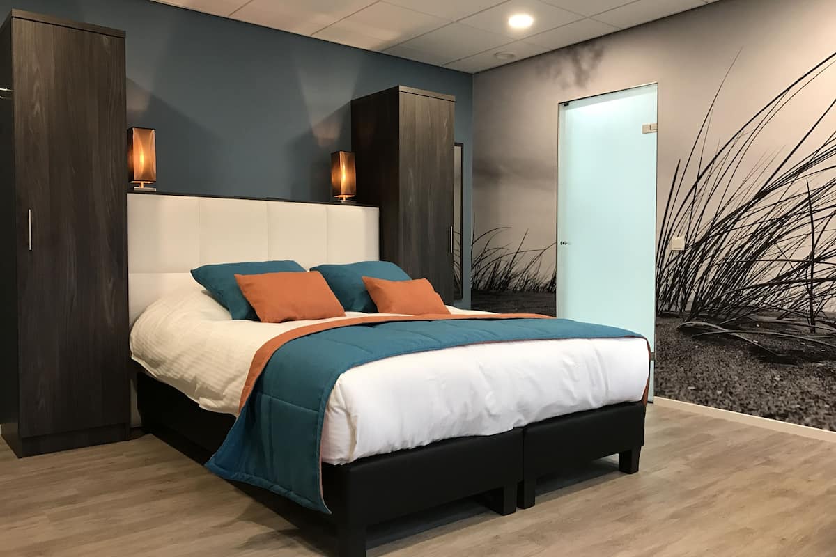 deluxe studio suite (apartment) | 1 bedroom, in-room safe, desk, soundproofing