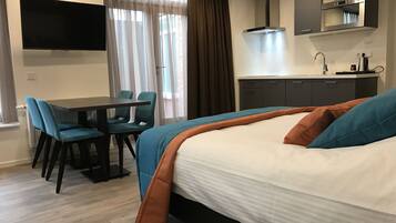 Deluxe studio suite (Apartment) | Privékeuken | Een espressoapparaat, een waterkoker