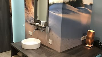 Comfort Double Room | In-room safe, desk, soundproofing, iron/ironing board