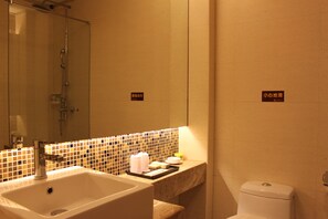 Deluxe Twin Room | Bathroom | Shower, rainfall showerhead, free toiletries, hair dryer - Huangpu Hotel (Guangzhou)