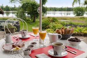 Petit déjeuner buffet (9.00 EUR par personne)