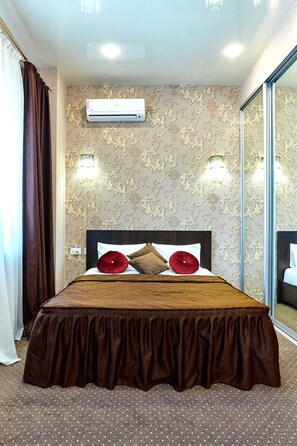 Standaard tweepersoonskamer | Een kluis op de kamer, geluiddichte muren, een strijkplank/strijkijzer