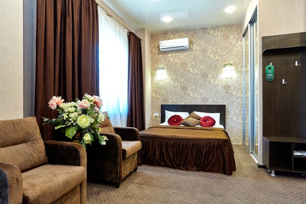 Suite | Een kluis op de kamer, geluiddichte muren, een strijkplank/strijkijzer