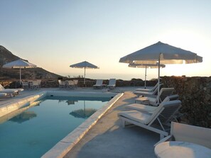 Piscine extérieure (ouverte en saison), parasols de plage