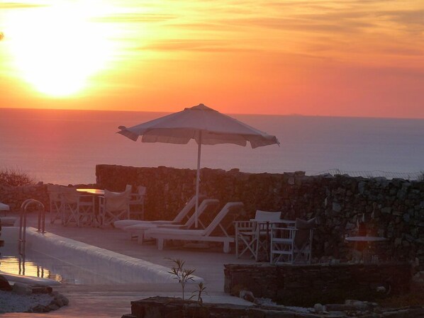 季节性开放的室外游泳池，池畔遮阳伞，日光浴躺椅