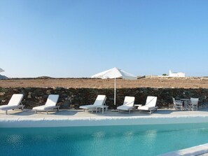 Alberca al aire libre por temporada y sombrillas en la alberca