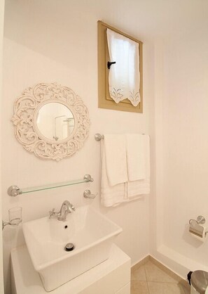 Villa, 2 habitaciones (5 persons) | Baño | Regadera y secadora de cabello