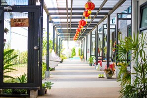 Terrace/patio - ChillHub Hostel (Choeng Thale)