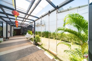 Terrace/patio - ChillHub Hostel (Choeng Thale)