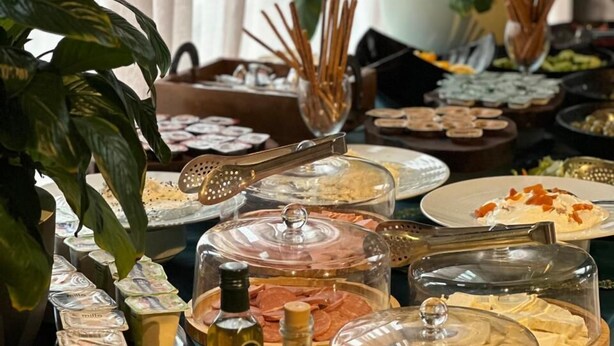 Ein Buffet mit verschiedenen Speisen und Beilagen.