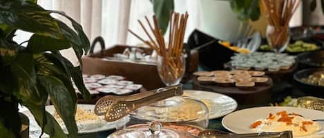 Frukostbuffé varje dag (AZN 15 per person)