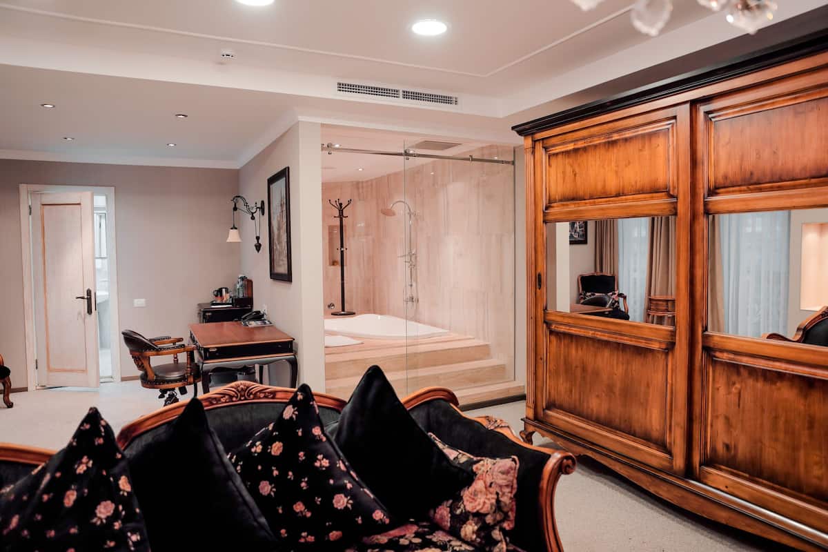 Minibar, coffres-forts dans les chambres, bureau, chambres insonorisées