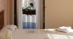 Minibar, escritorio, insonorización y tabla de planchar con plancha