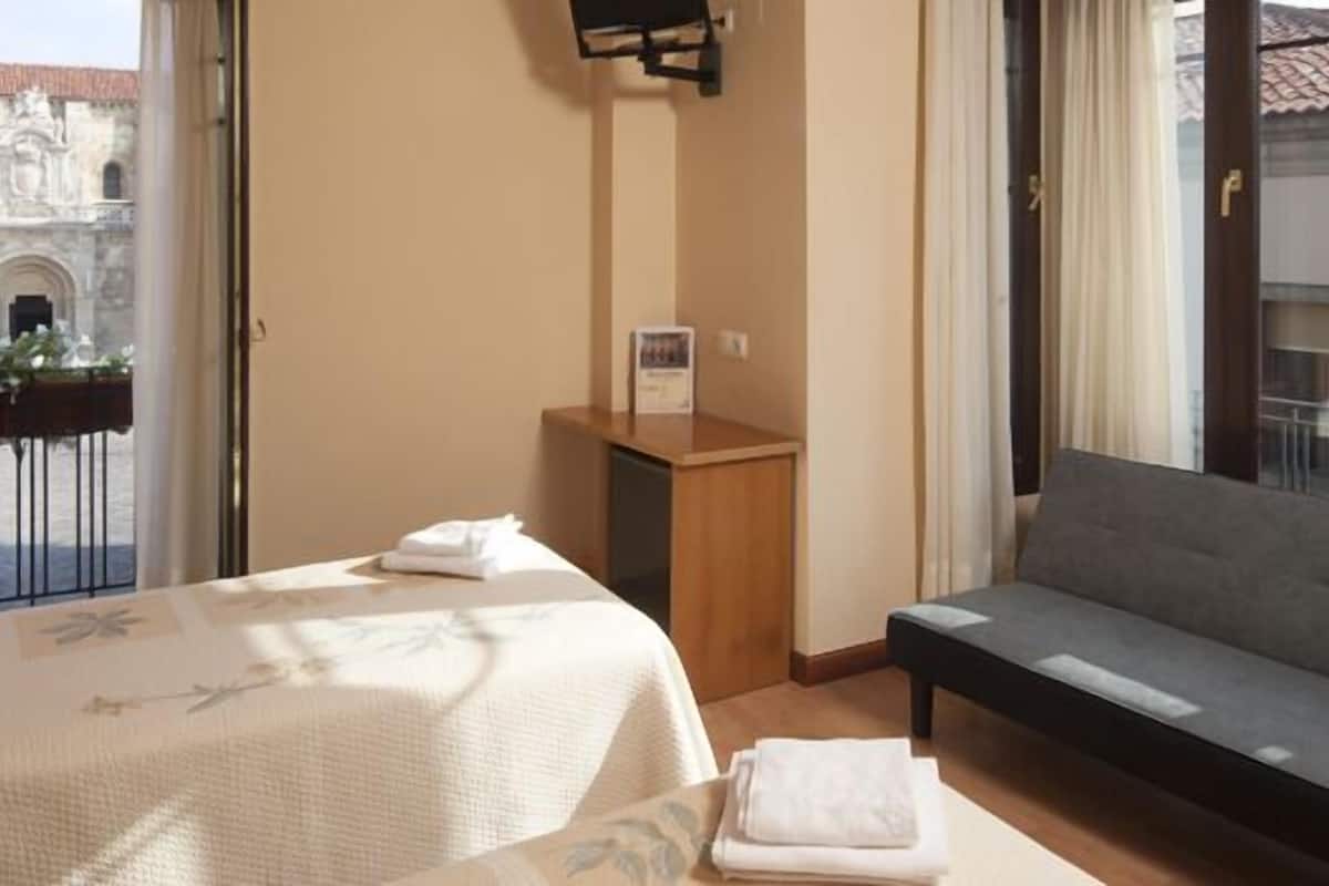Minibar, Schreibtisch, schallisolierte Zimmer, Bügeleisen/Bügelbrett