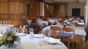 S'hi serveixen esmorzars, dinars i sopars 