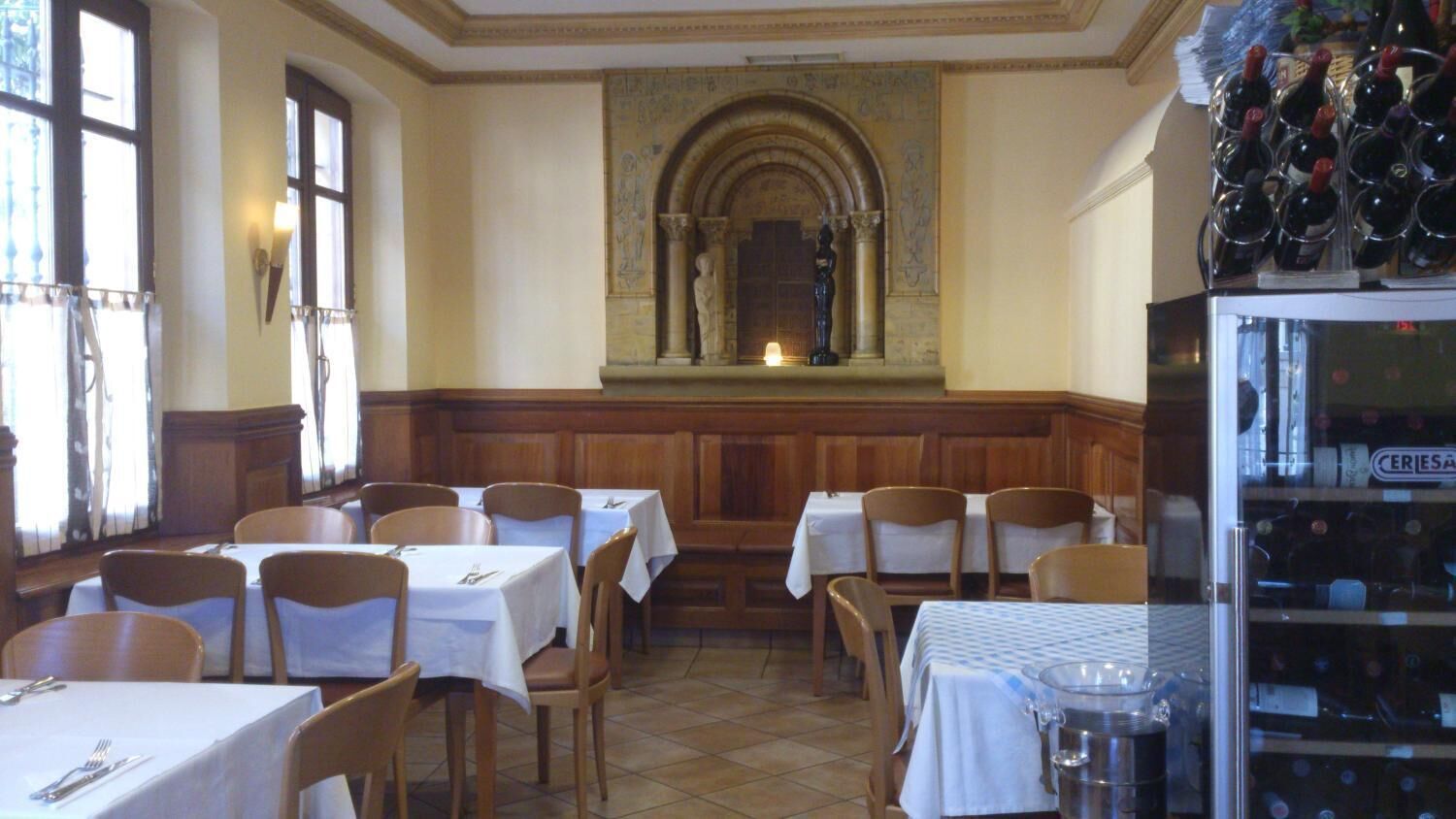 Serveert ontbijt, lunch en diner