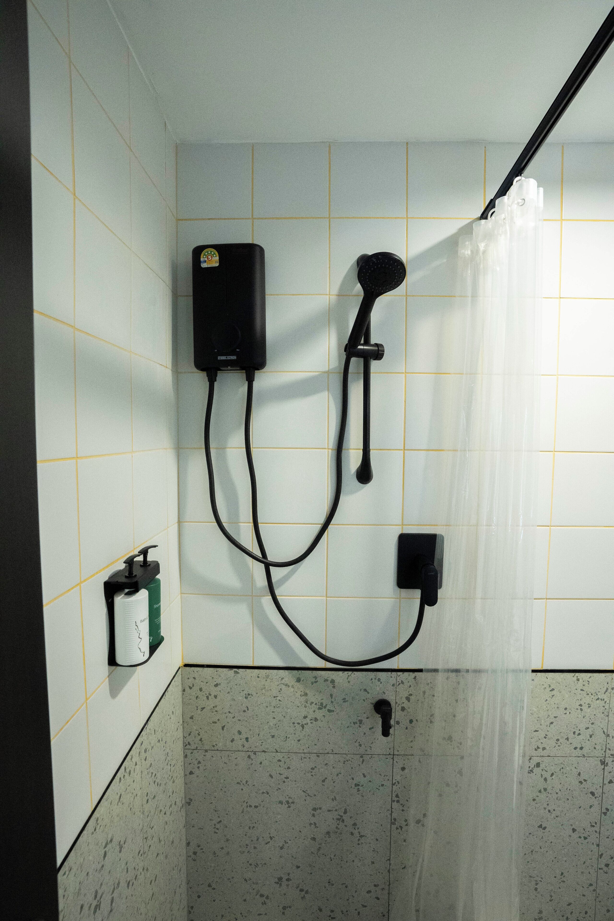 Et bruseområde med brusehoved, stang og brusevæg.