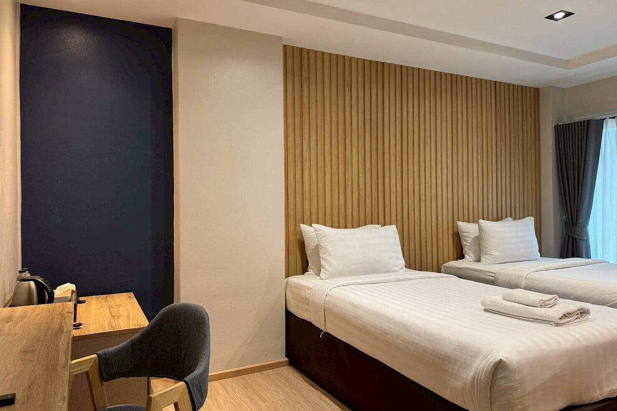 Bureau, espace de travail pour ordinateur portable, rideaux occultants