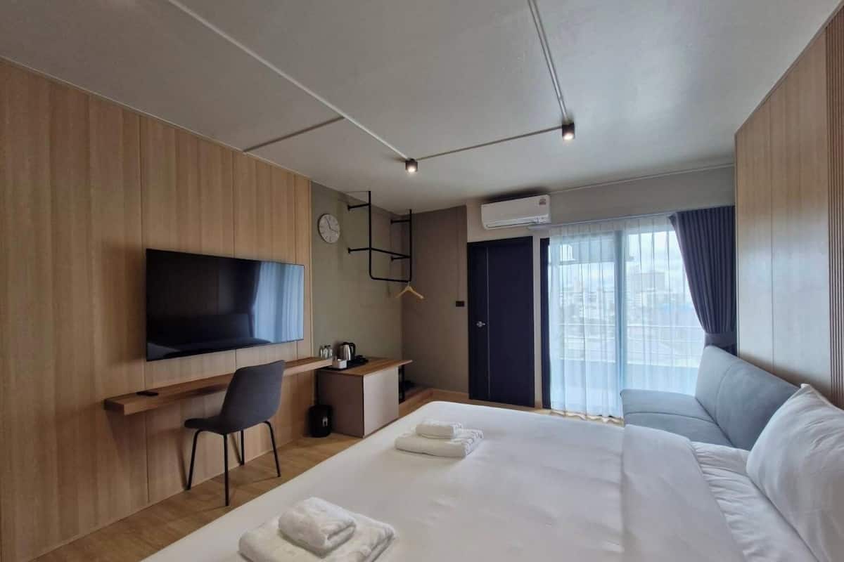 Standard Room | Desk, laptop workspace, blackout curtains, free WiFi