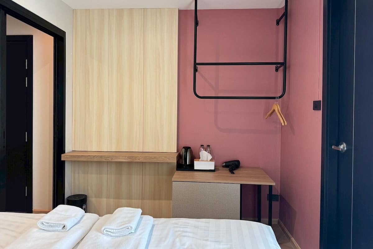 Habitación familiar | Escritorio, espacio para trabajar con laptop y cortinas blackout