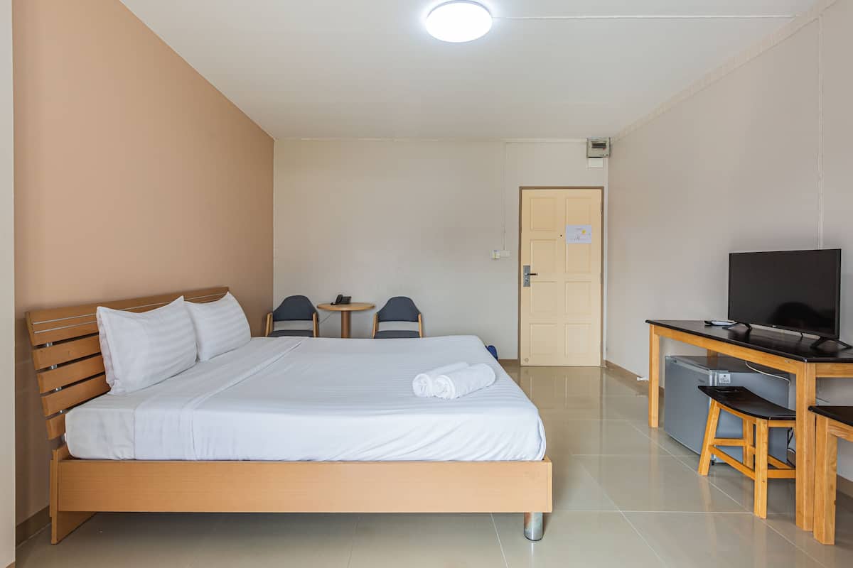 Escritorio, espacio para trabajar con laptop y cortinas blackout
