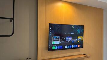 Camera Standard | Una scrivania, postazione laptop, tende oscuranti, Wi-Fi gratuito