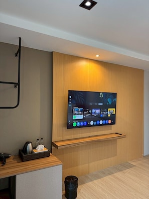 Bureau, espace de travail pour ordinateur portable, rideaux occultants