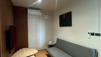 مكتب ومساحة عمل للكمبيوتر المحمول وستائر تعتيم وواي فاي مجانًا