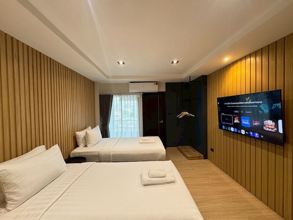 Bureau, espace de travail pour ordinateur portable, rideaux occultants