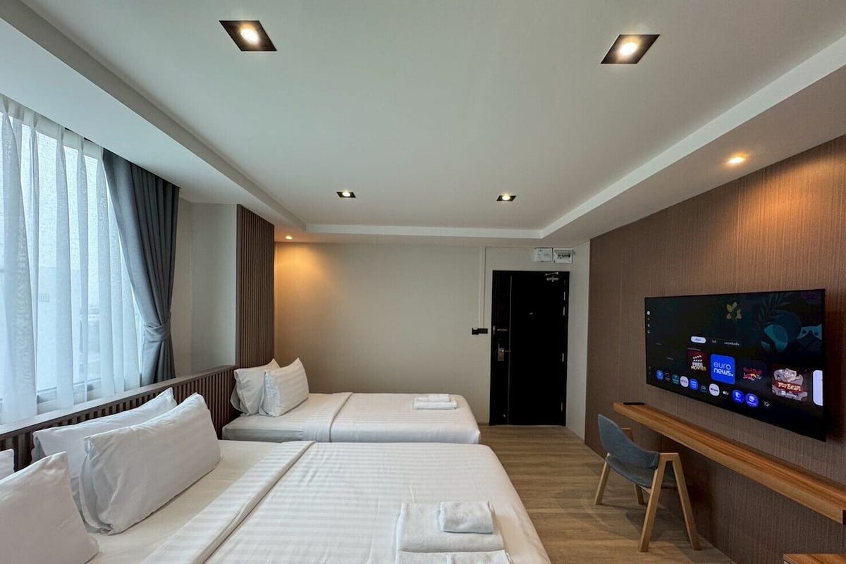 Family Room | Desk, laptop workspace, blackout drapes, free WiFi