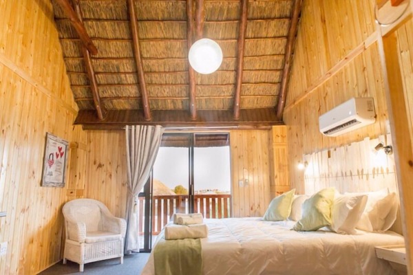 Minibar, desk, free WiFi, bed sheets