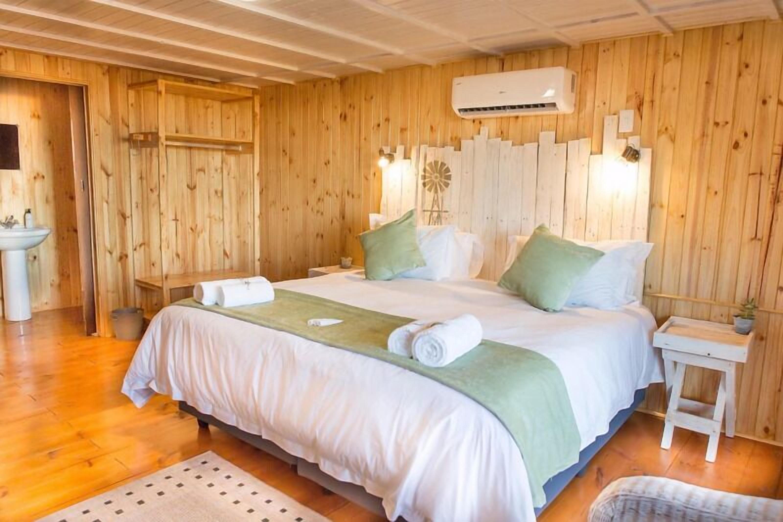 Minibar, desk, free WiFi, bed sheets