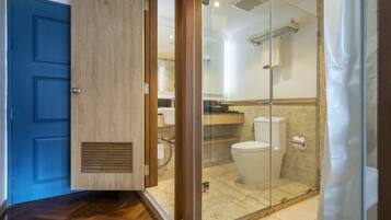 Deluxe Twin bed | Baño | Amenidades de baño gratuitas y toallas