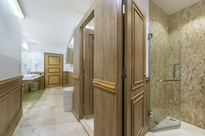 Free toiletries, towels - THE Posh Phayathai (Bangkok)