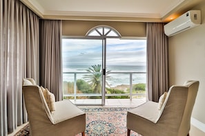 Luxury Suite, Ocean View | Beach/ocean view - Hermanus Beachfront Lodge (Hermanus)