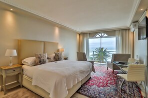 ملاءات من القطن المصري وأغطية فراش متميزة ومكتب وتجهيزات عازلة للصوت