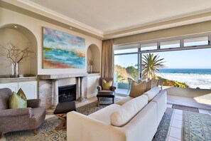 43-inch LED TV with premium channels, TV - Hermanus Beachfront Lodge (Hermanus)