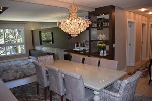 Appartement, Plusieurs lits, non-fumeur | Repas dans la chambre