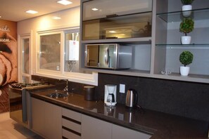 Appartement, Plusieurs lits, non-fumeur | Cuisine privée | Réfrigérateur, four à micro-ondes, un four, surface de cuisson