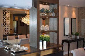 Departamento, varias camas, para no fumadores | Área de sala de estar | Televisión LCD 