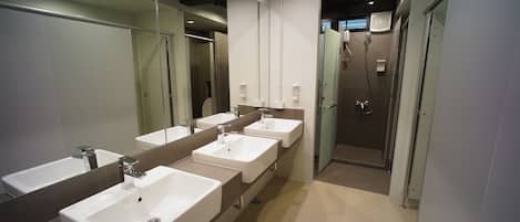 Sturta, snyrtivörur án endurgjalds, hárblásari, skolskál