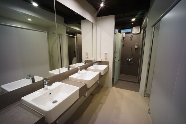 Ducha, artículos de tocador gratuitos, secador de pelo, bidet