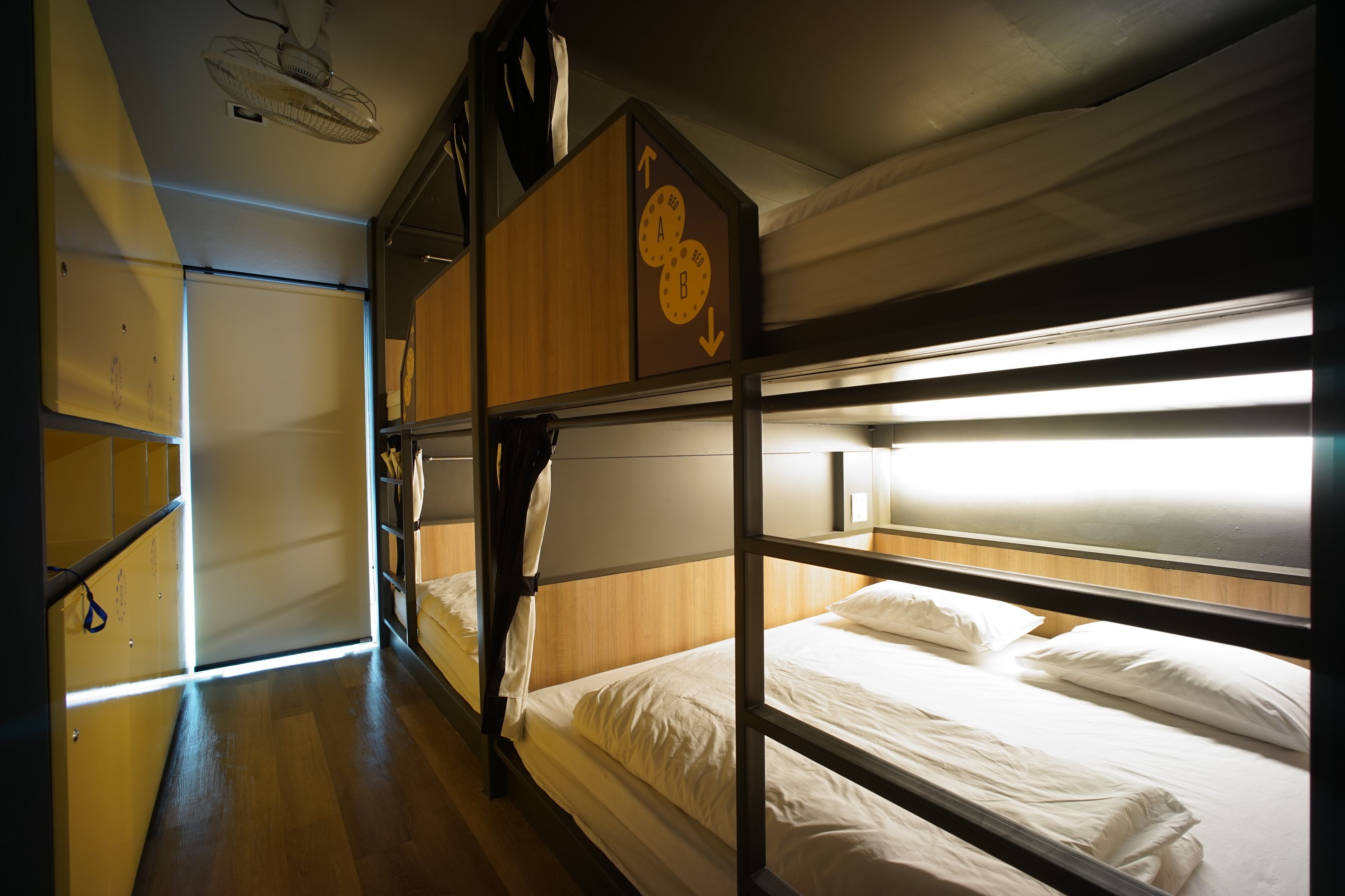 4 King Beds Mixed Dormitory | Escritorio, insonorización, wifi gratis y ropa de cama 
