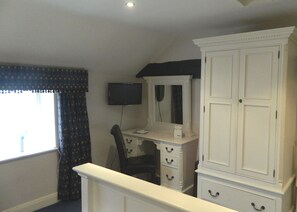 Standard-Doppelzimmer, 1 Queen-Bett | Individuell dekoriert, individuell eingerichtet, Bügeleisen/Bügelbrett