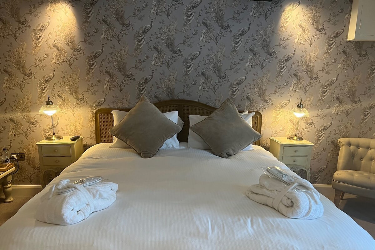 Luxury-Doppelzimmer, 1 Queen-Bett | Individuell dekoriert, individuell eingerichtet, Bügeleisen/Bügelbrett