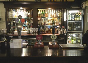 Serves breakfast, lunch, and dinner