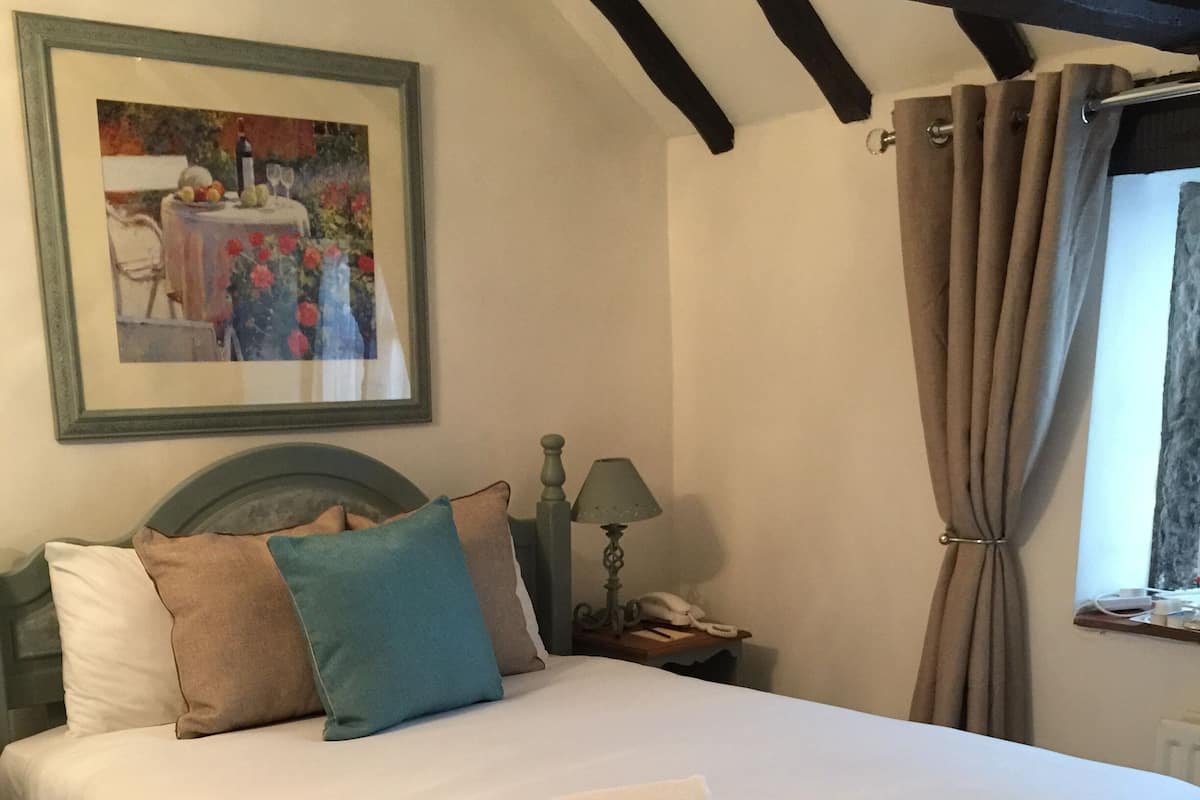 Doppelzimmer (Courtyard) | Individuell dekoriert, individuell eingerichtet, Bügeleisen/Bügelbrett