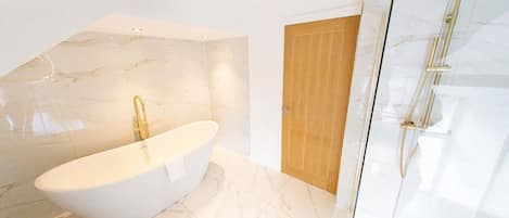 Amenidades de baño gratuitas, secadora de cabello, toallas