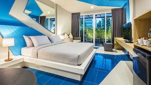 Una camera da letto moderna con un letto grande, una scrivania e vista sull'esterno.