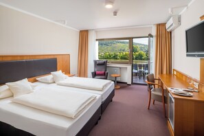 Brankas, meja kerja, ruang kerja ramah laptop, dan setrika/meja setrika